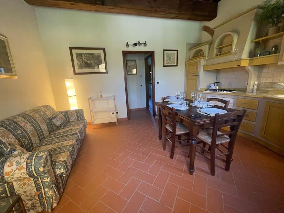 Casa Vacanza Villaggio Poggio Rosso أريتسو المظهر الخارجي الصورة